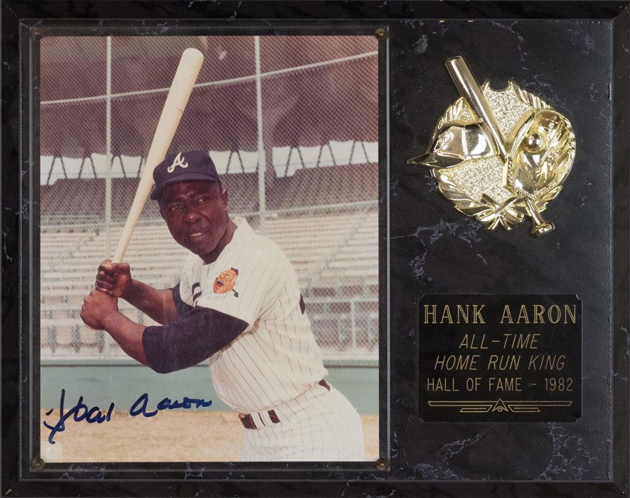 A SIGNED HANK AARON COMMEMORATIVE PLAQUE (1 of 1)