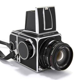 A HASSELBLAD 500 C/M MEDIUM FORMAT CAMERA