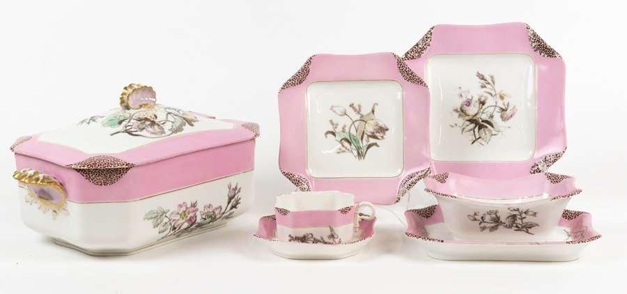 A HAVILAND LIMOGES PORCELAIN DINNER SERVICE (1 of 1)