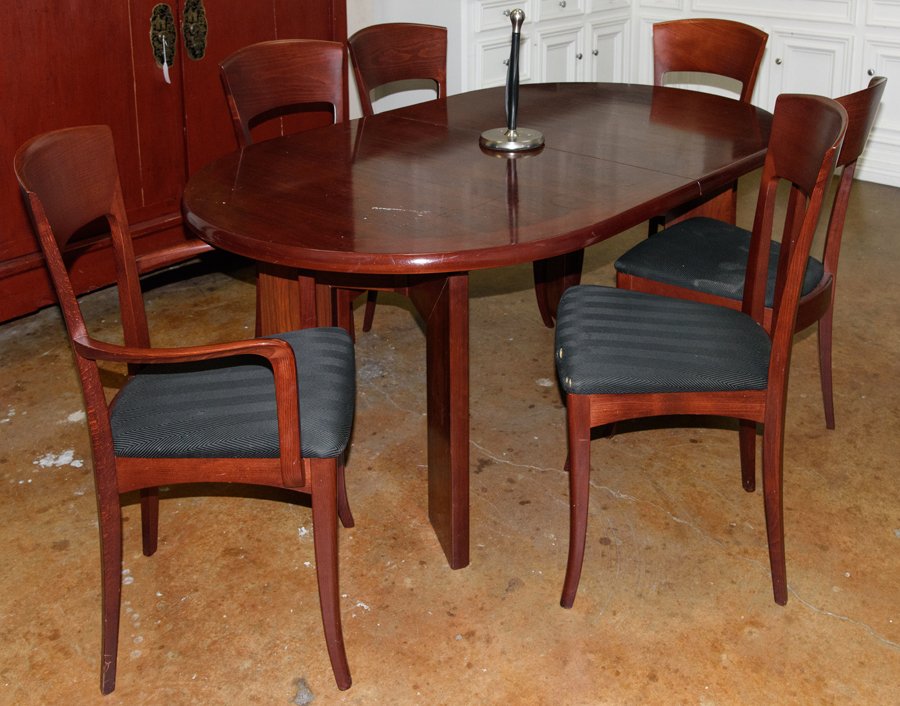 A MAHOGANY VENEERED TABLE AND SET OF CHAIRS (1 of 1)