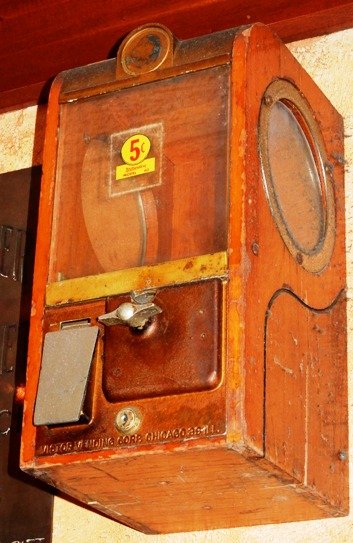 Victor Vending 5¢ Tabletop Machine: Victor Vending Corp Chicago 39 ILL 7 1/2"x 15"x 8 1/2"