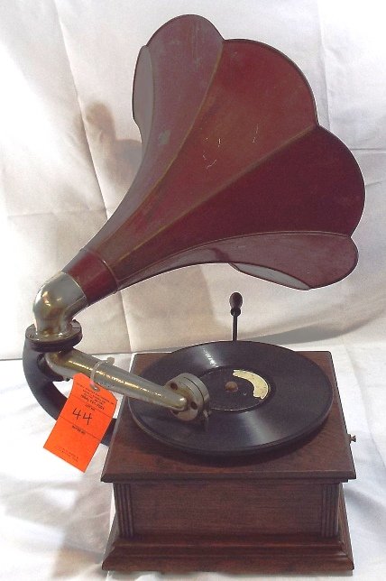 Gramophone: Model A Standard Talking Machine Co. 8-13-1901. Working Condition