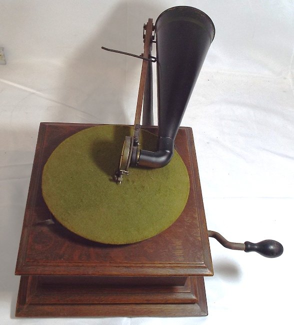 Antique Victor Gramophone: Victor Talking Machine 6, Type 2 20433. 11.25" x 10.75" x 6". Repaired at elbow of horn. Working Condition