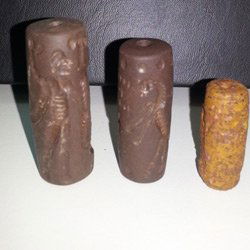 Beautiful 3 Garnet Intaglio Cylinder Stone Beads # 36: Beautiful 3 Garnet Intaglio Cylinder Stone Beads # 34 , The size is 3.7 x 1.3 c m and 3 x 1.3 c m .