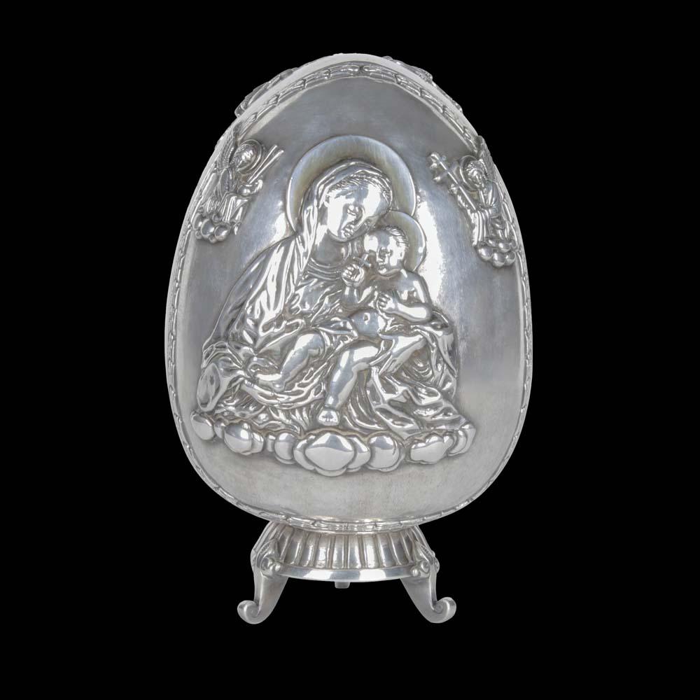 An Egg-shaped Figurine: sterling silver, marked 9997 1/2” x 4 1/2” x 5”(19 cm x 11 cm x 13 cm)2,600 grams