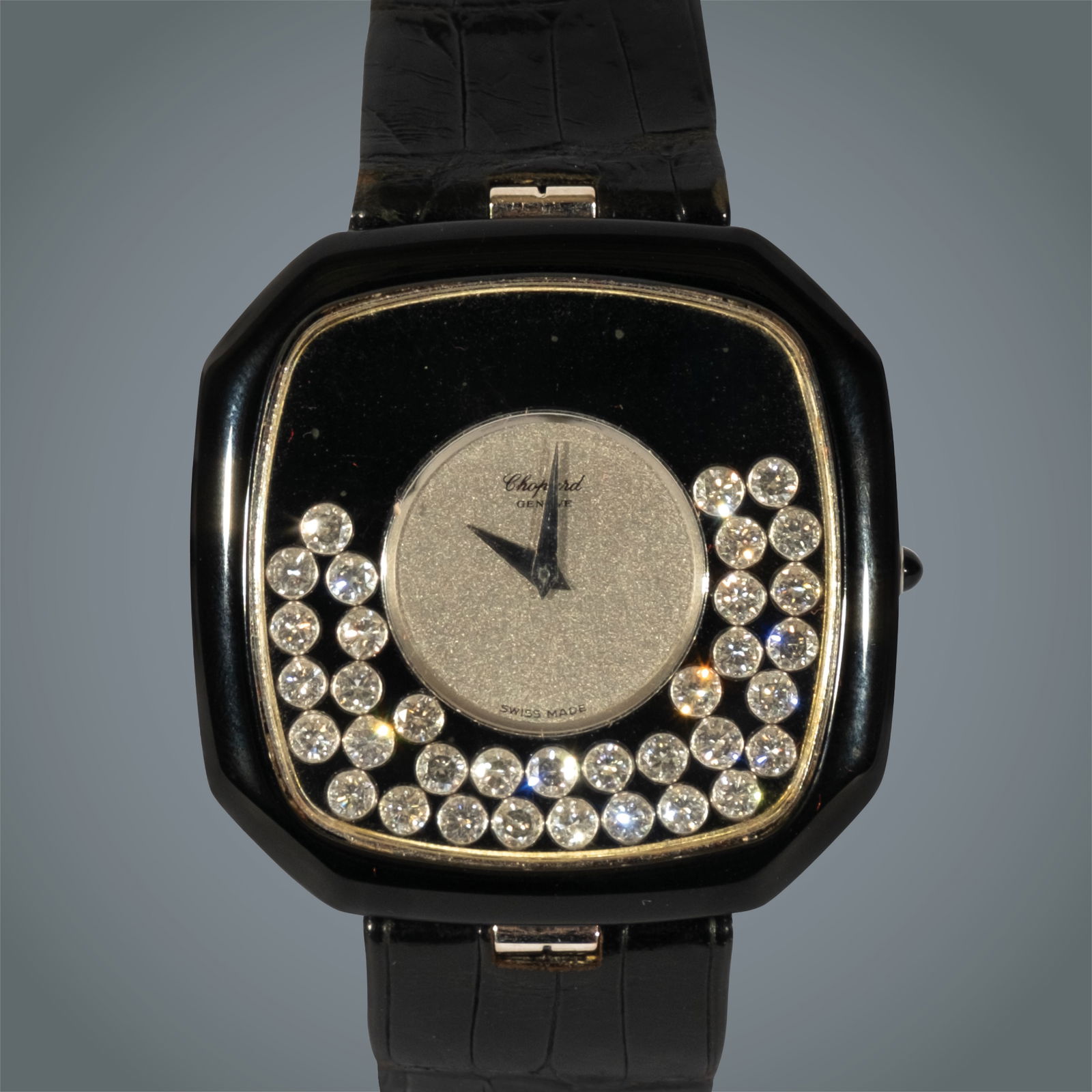 Chopard Happy Diamonds: Brand: ChopardCollection: Happy Diamonds MovementType: Quartz movementFunctions: Hours, minutesCaliber: Manual winding Case Materials: BlackShape: SquareDiameter: 32 mmThickness: 6.2 mm