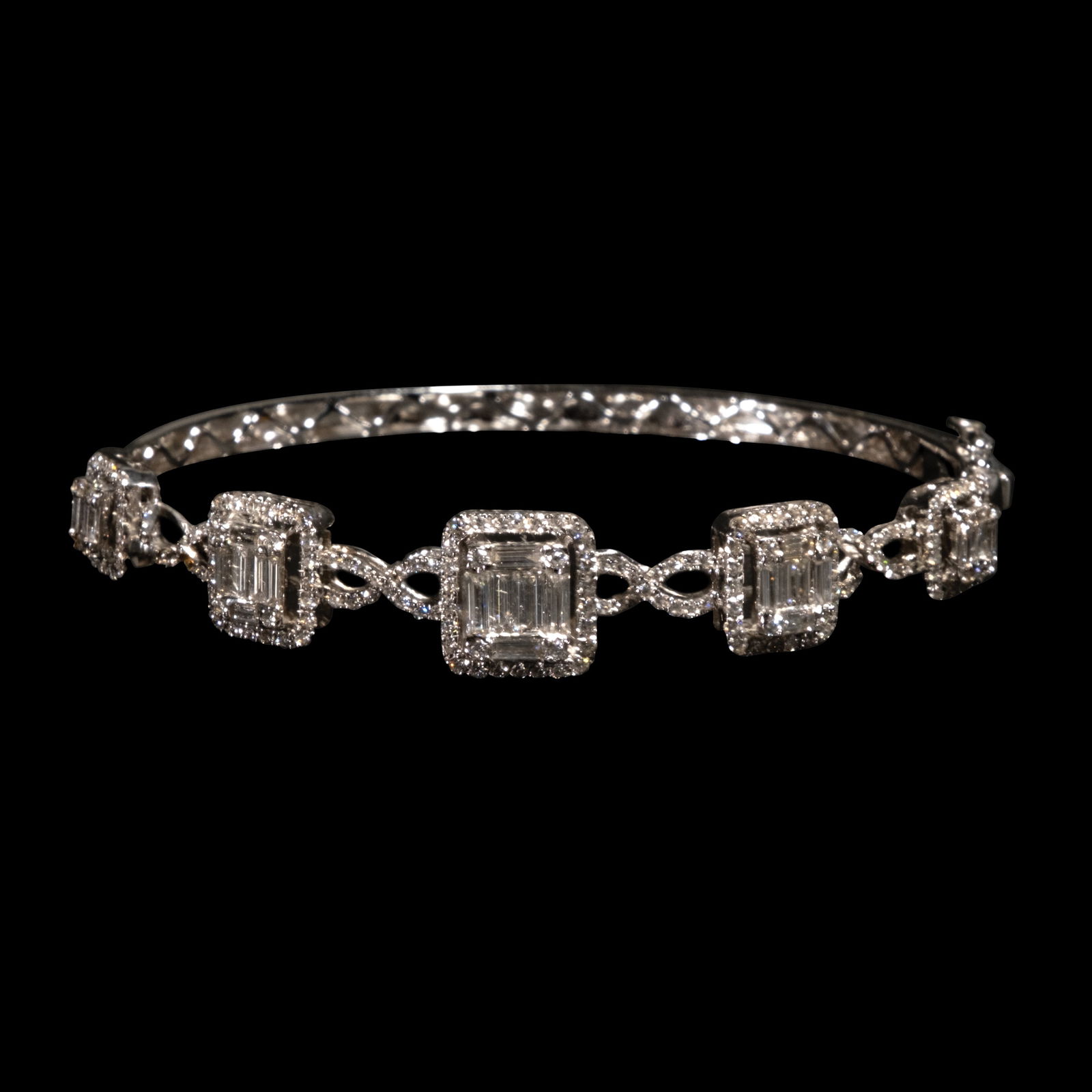 A Diamond Bangle in 18k (1 of 1)