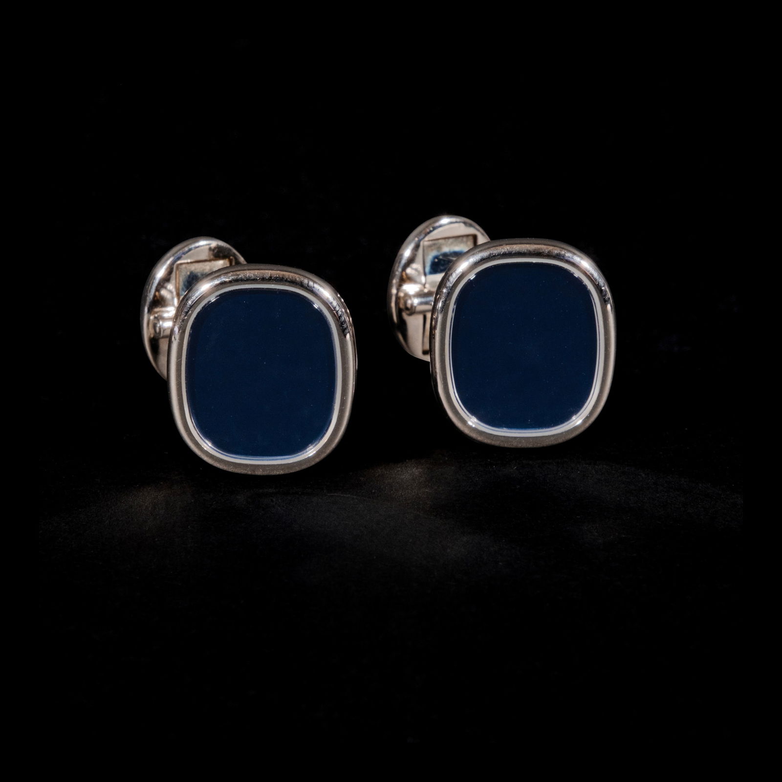 Patek Philippe Golden Ellipse Cufflinks: Reference 2059102G Crafted in 18k white goldwith sunburst blue centers.total weight: 18.15 grams