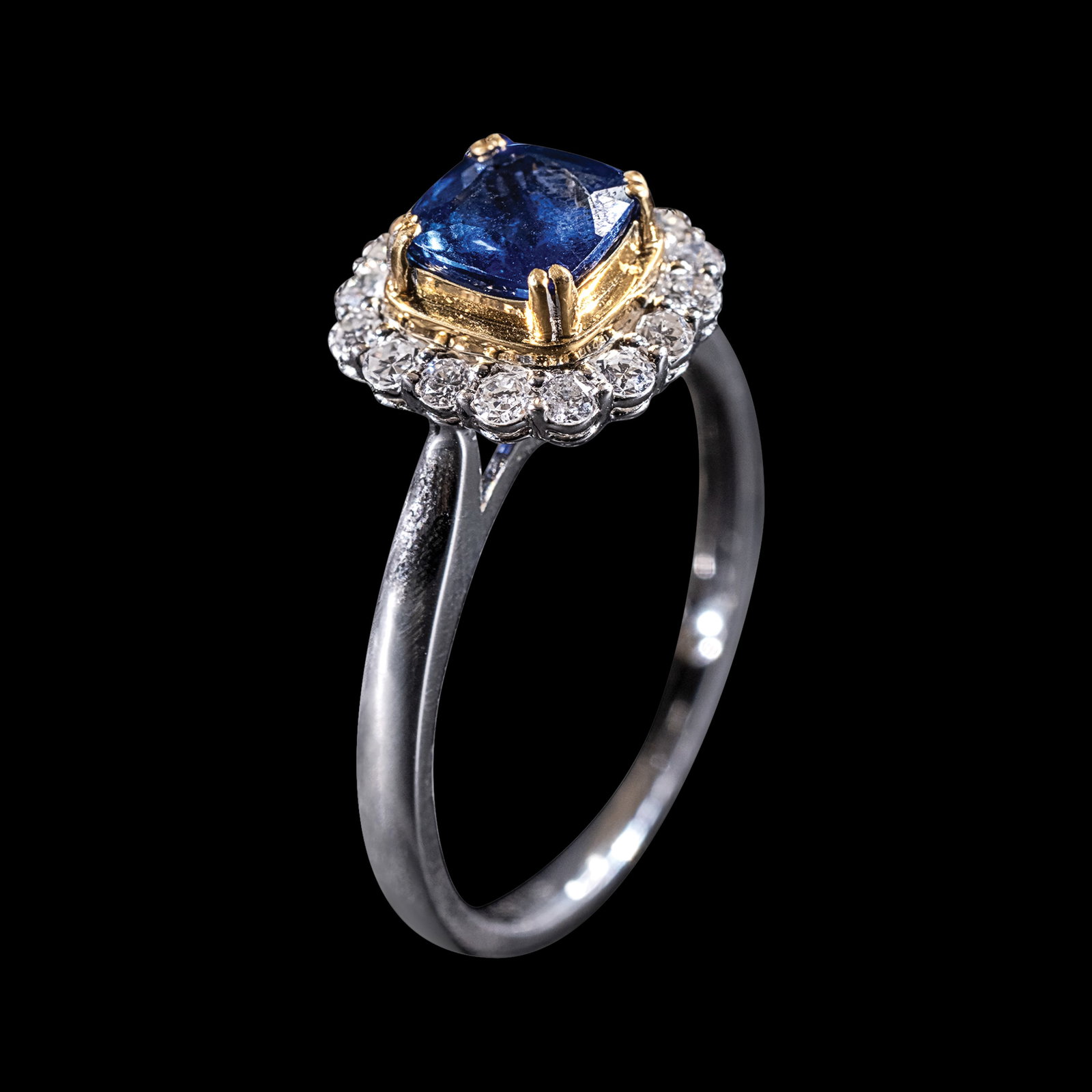 A Royal Blue Sapphire Ring in 18k (1 of 1)