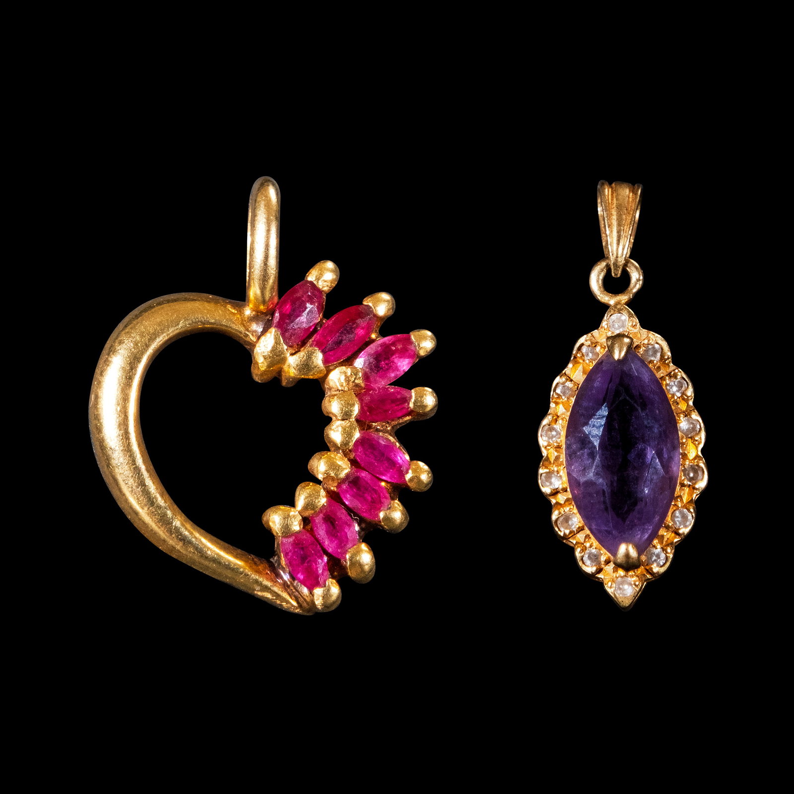 A Set of Pendants in 18k (1 of 1)