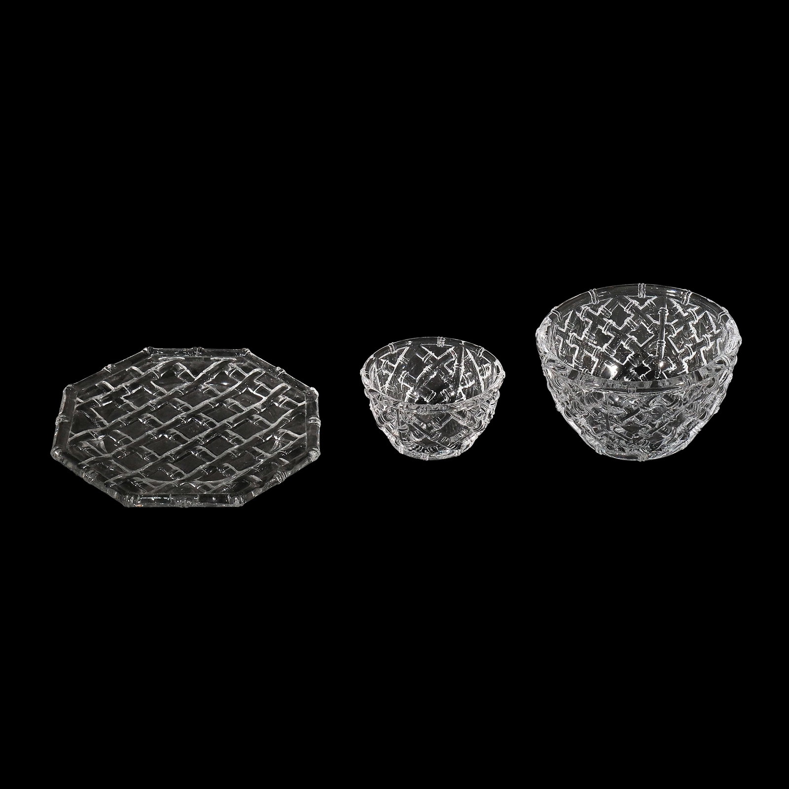 A Matching Set of 3 Tiffany Crystal Serving Dishes in the Bamboo Pattern: Composed of a round serving platter. Alarge serving bowl and a smaller servingbowla.) D:13” (33 cm) b.) H: 3 3/4” (10 cm)D: 6 1/4” (16 cm) c.) H: 5 1/4 (13 cm)D: 9” (23