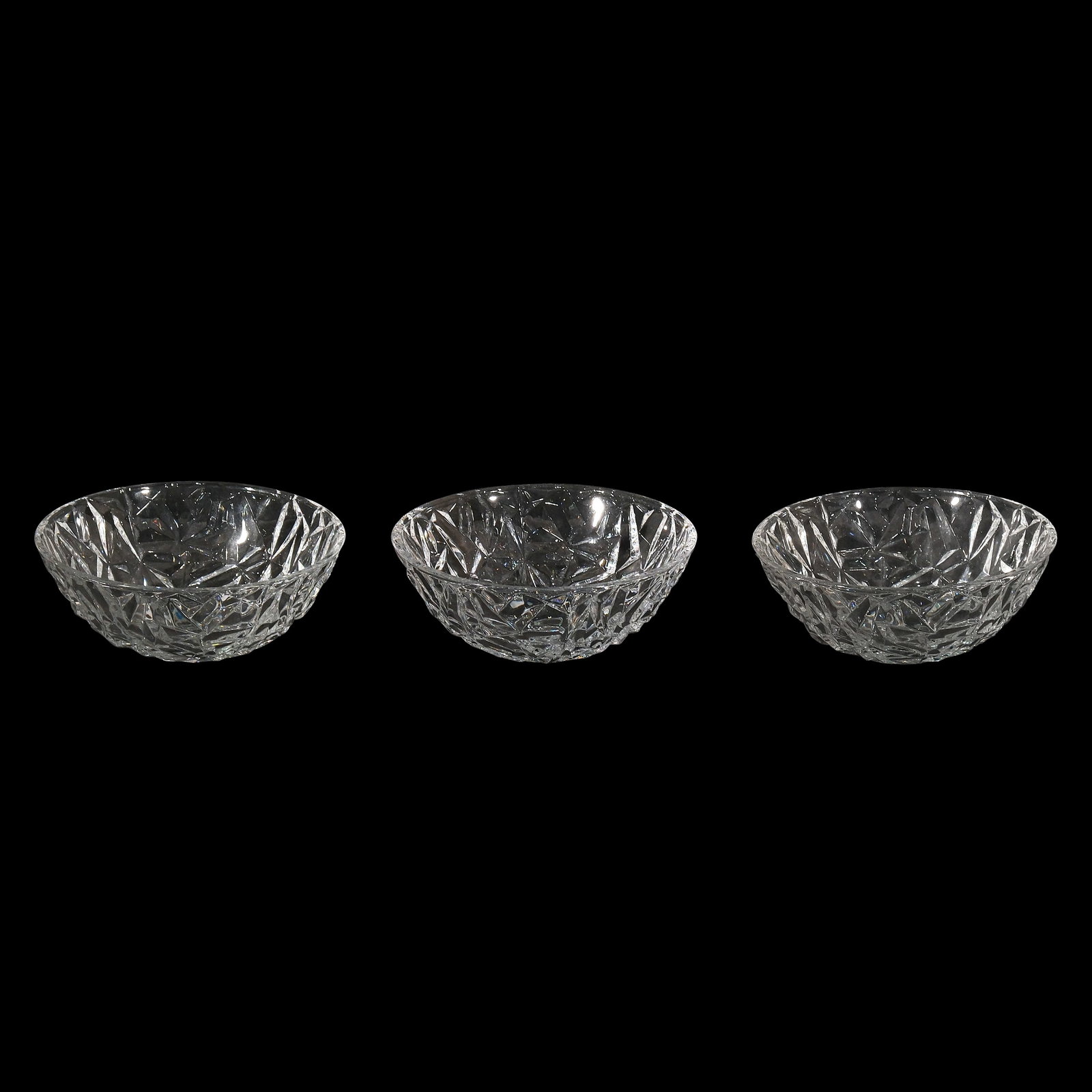 Tiffany & Co.: A lot of 3 rock-cut patterned servingbowls Marked ‘Tiffany & Co.! (bottom)CrystalH: 3 1/2” (9 cm)D: 9” (23 cm)
