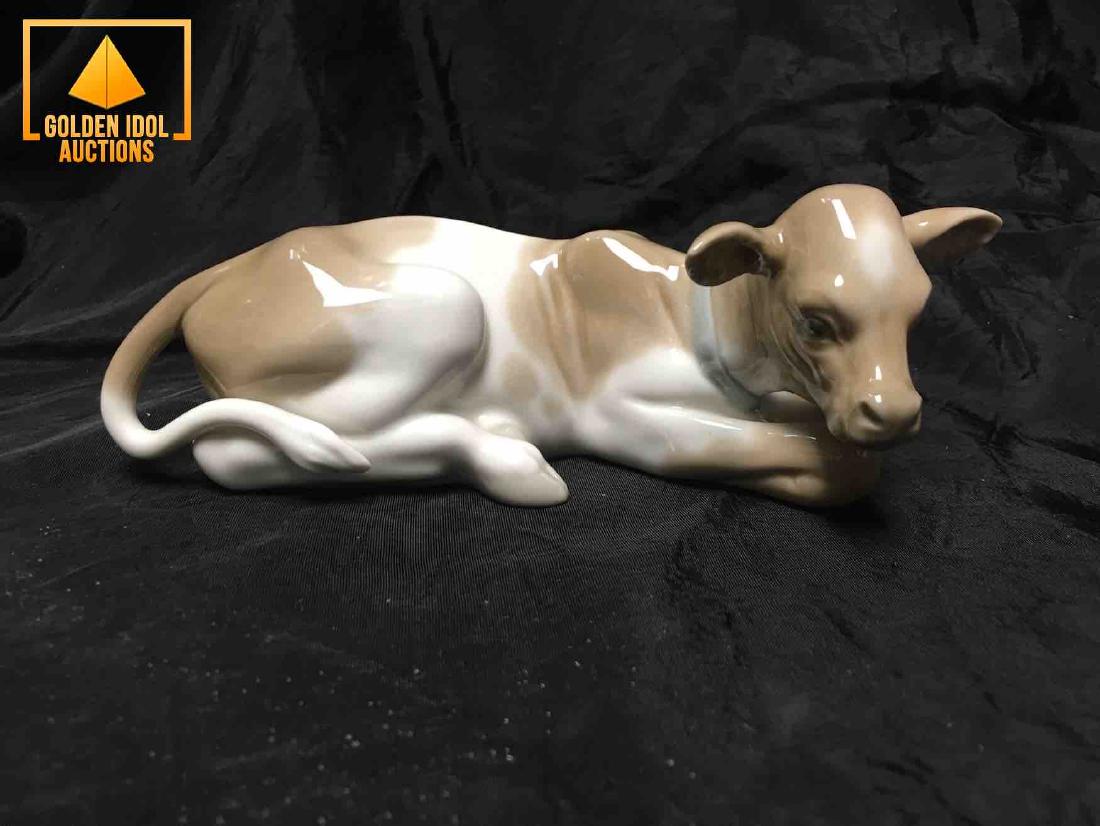 Lladro Porcelain figurine of a Cow.: Lladro Porcelain figurine of a Cow, measures 7x6"