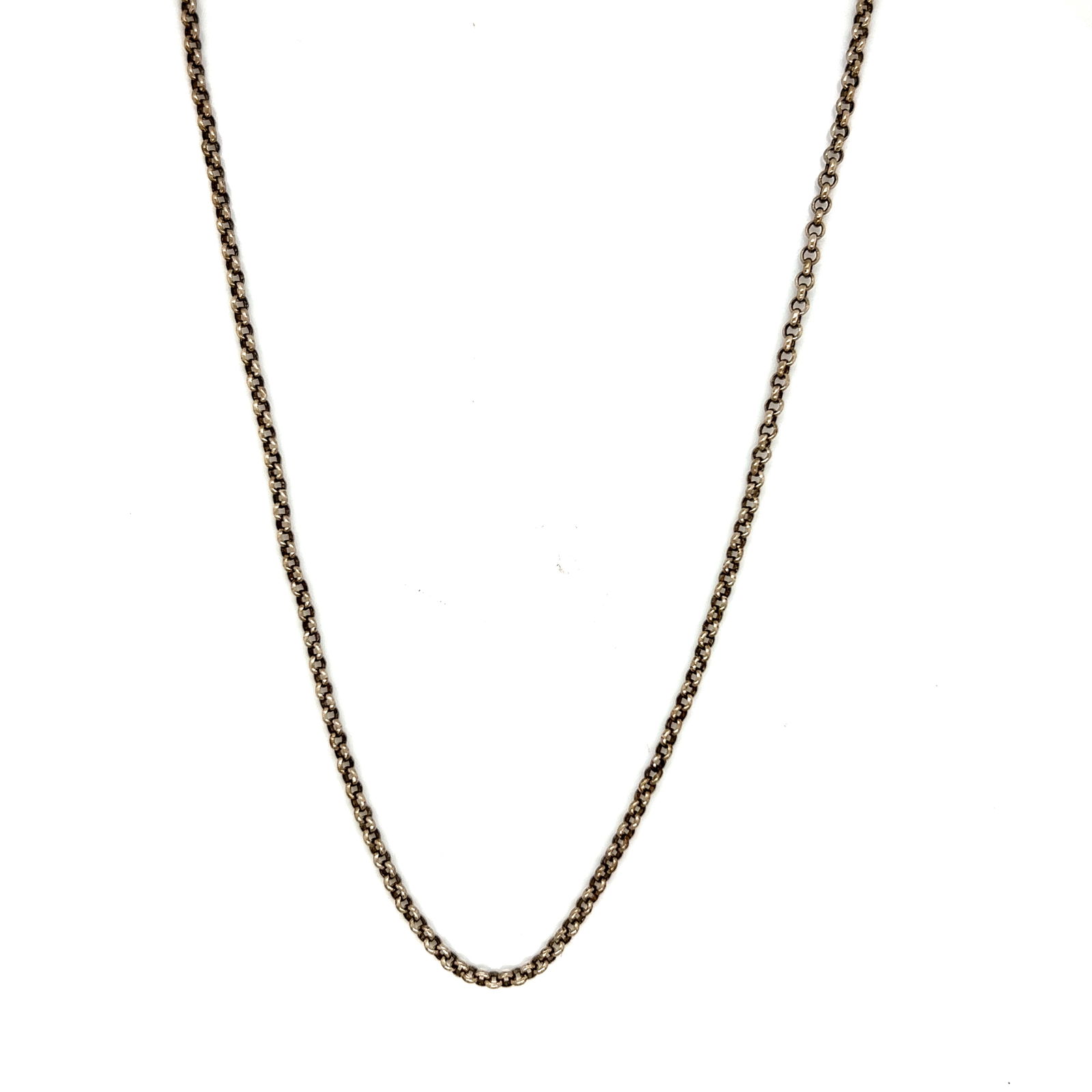 John Hardy Sterling Silver Chain Necklace: A timeless piece from the renowned designer John Hardy, this sterling silver rolo link chain necklace is both versatile and elegant. The intricate craftsmanship of the rolo links is a testament to Joh