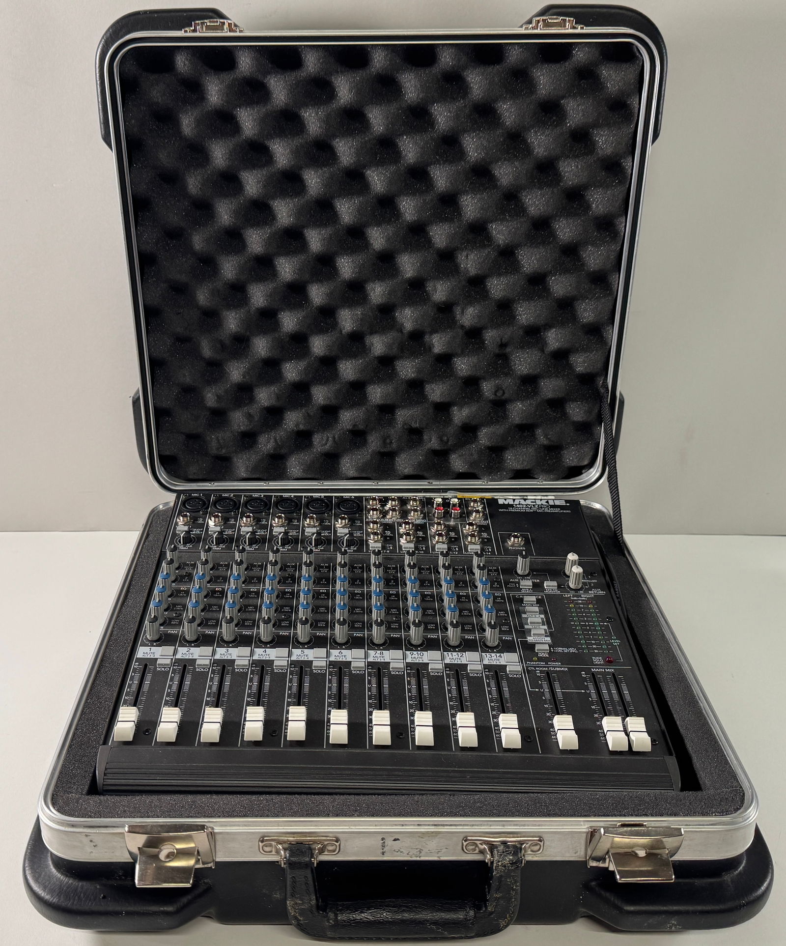 Mackie 1402-VLZ PRO Mixer w/ Travel Case (1 of 5)