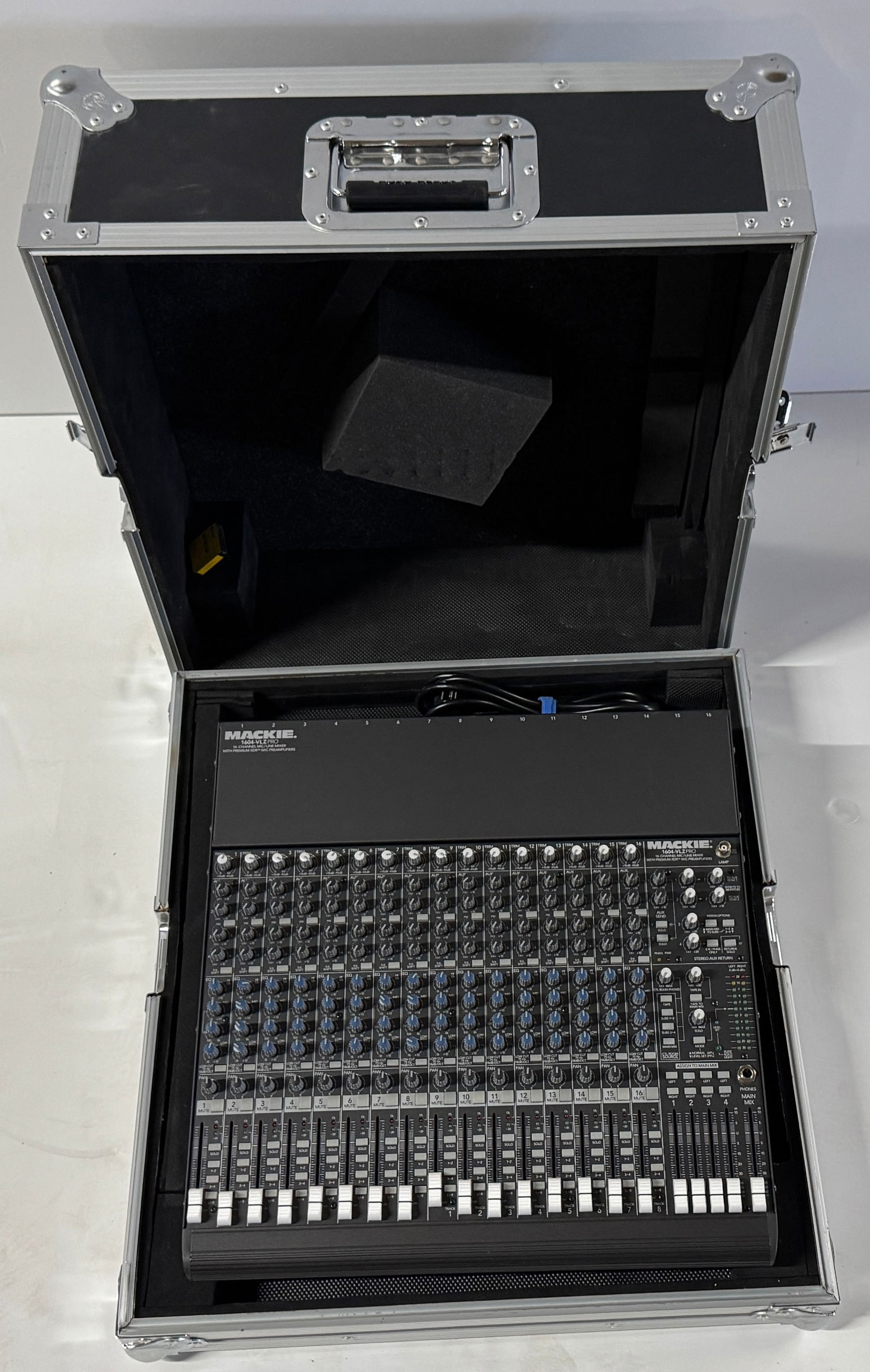 Mackie 1604-VLZ PRO Mixer w/ Road Ready Case (1 of 5)