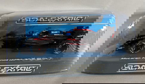 Scalextric McLaren Honda MP4-30 Mobil 1/32 Slot Car