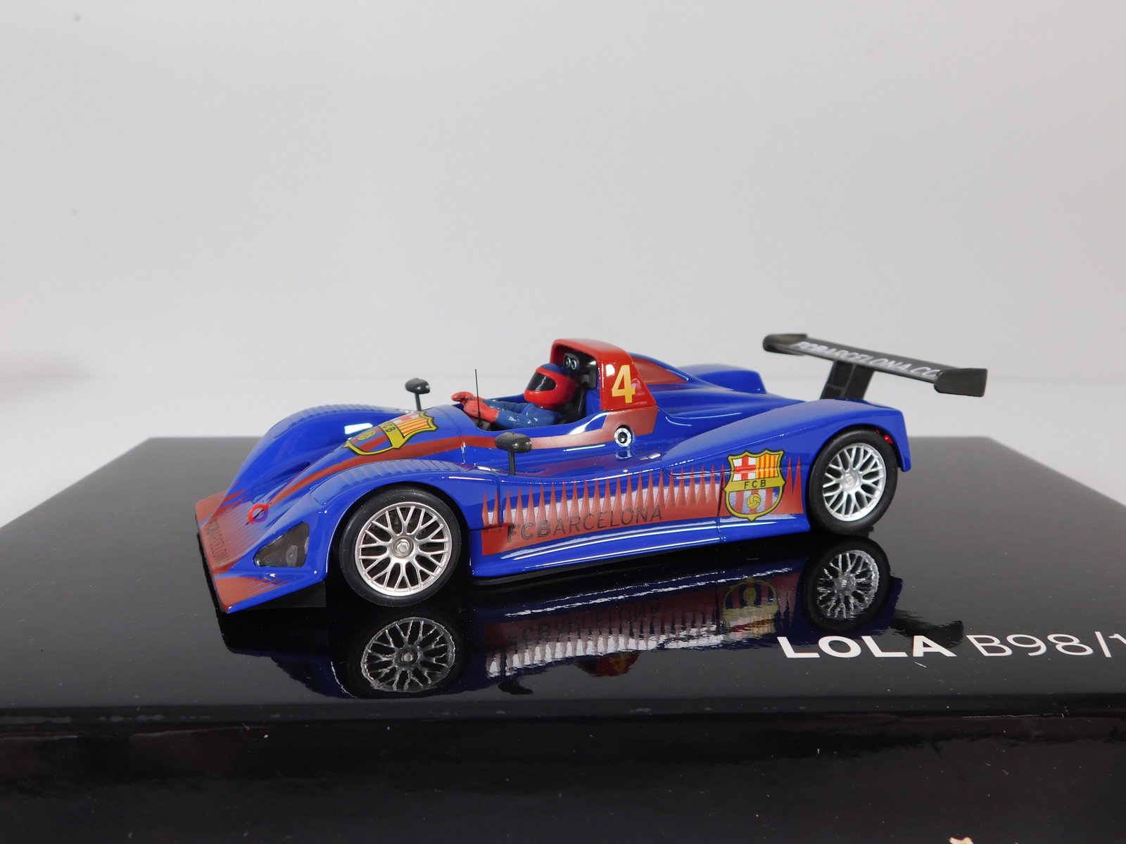 Fly Car LOLA B98/10 FC Barcelona #4 1/32 Slot Car: Fly Car Model LOLA B98/10 FC Barcelona E 501 #4 1/32 Slot Car. Reference #96013, with original case. Weight: 10.3 oz. *In-house Shipping Available*