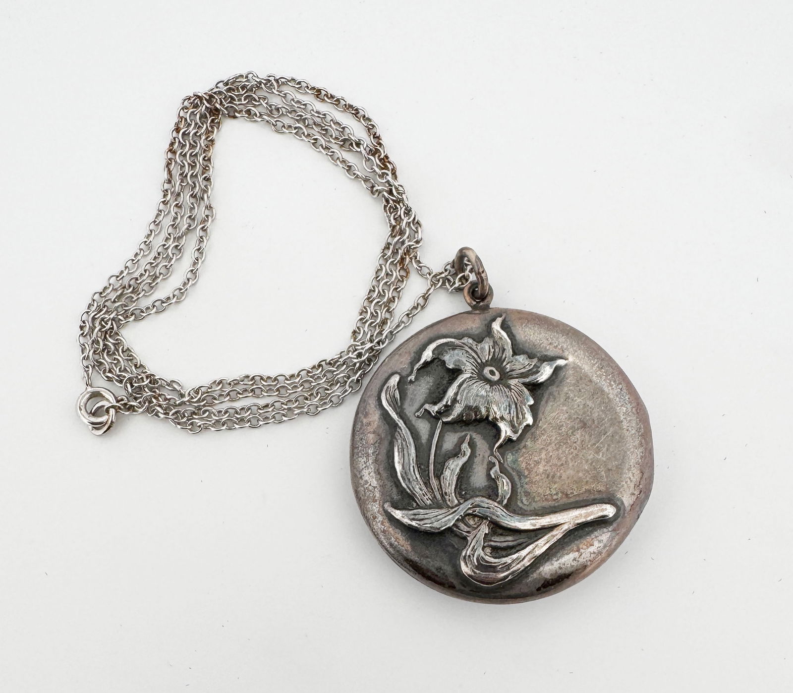Sterling Art Nouveau Locket: 15.2g1.25" locket23"