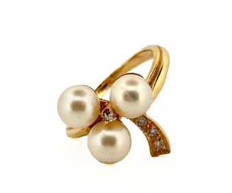 14K Gold Ring with Pearls and Diamonds