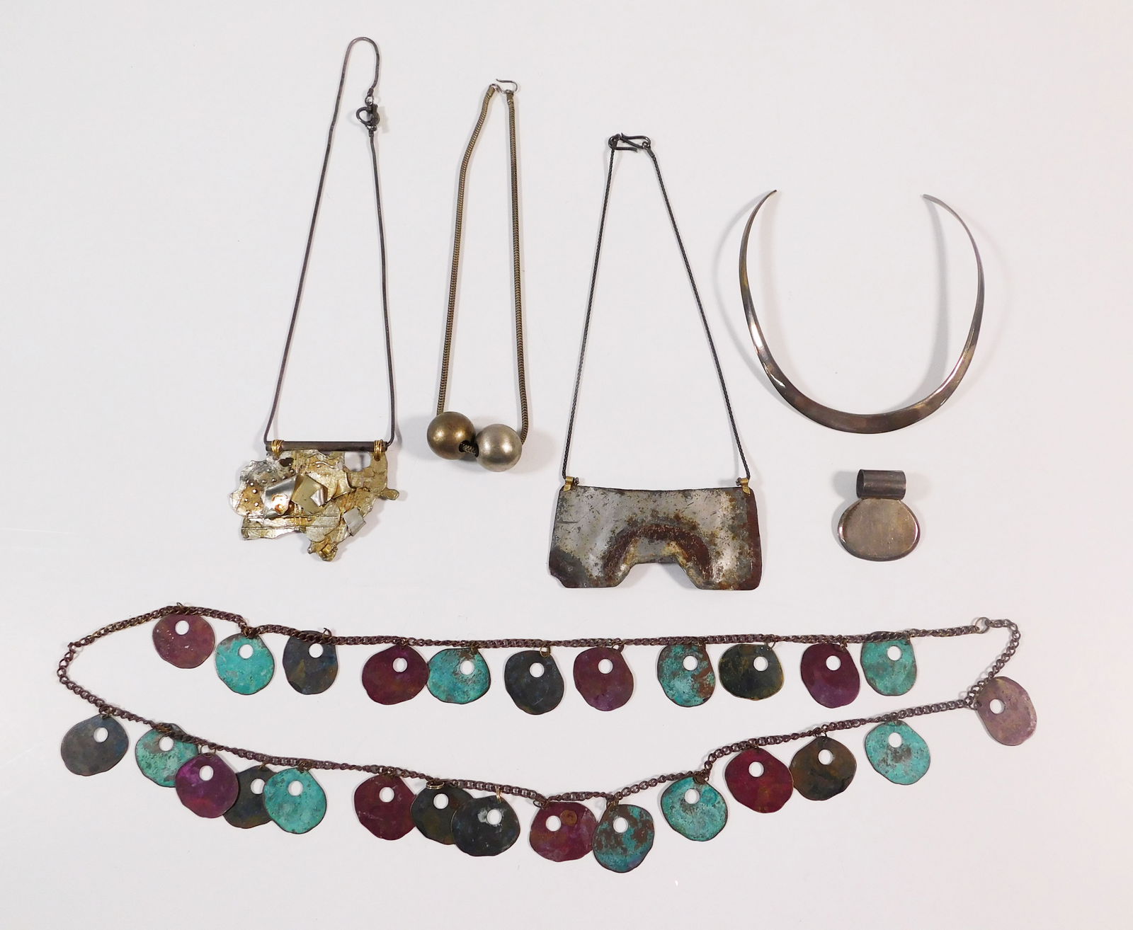Silver & Mixed Metal Jewelry: Collection of mixed metal jewelry pieces. Includes necklaces, a choker, and a pendant. The largest piece measures approximately 21 inches in length. Total weight is 226.8g