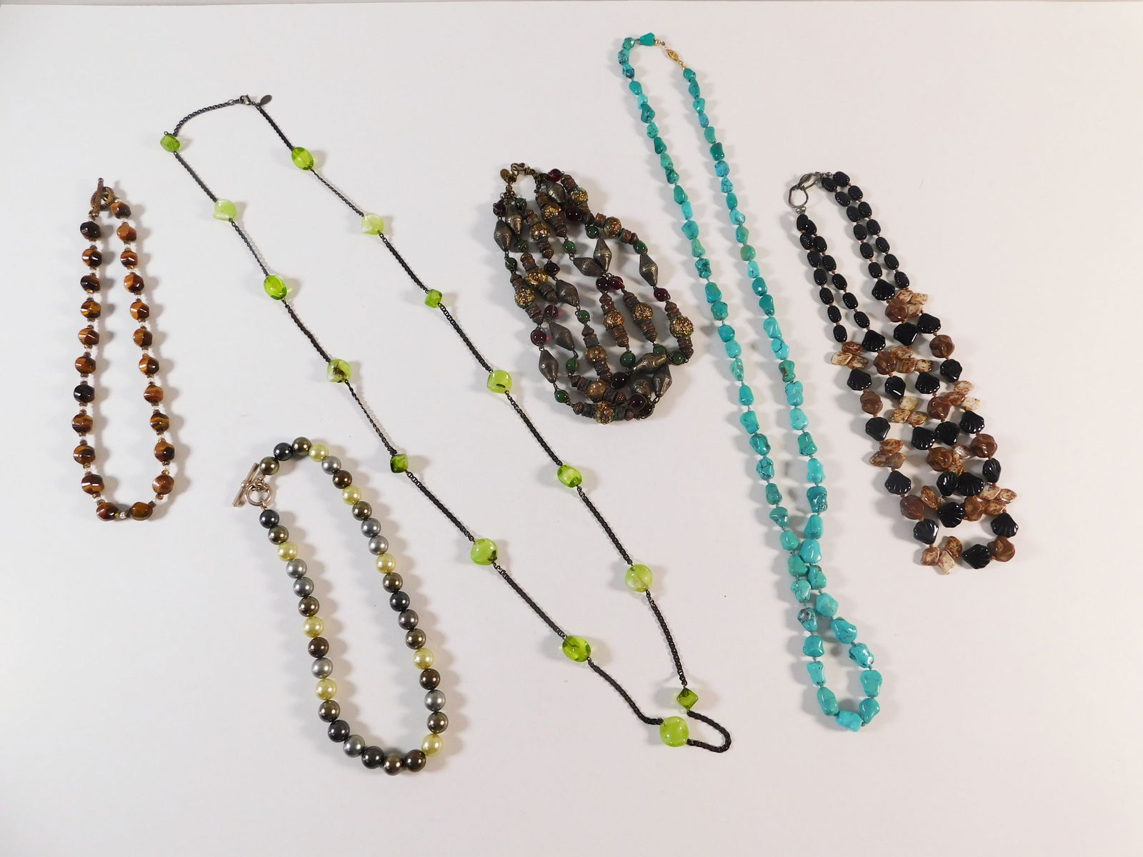 Group of Beaded Jewelry: Collection of necklaces and bracelets. Includes beaded necklaces and bracelets in various colors and styles. The longest necklace measures approximately 20 inches. Total weight: