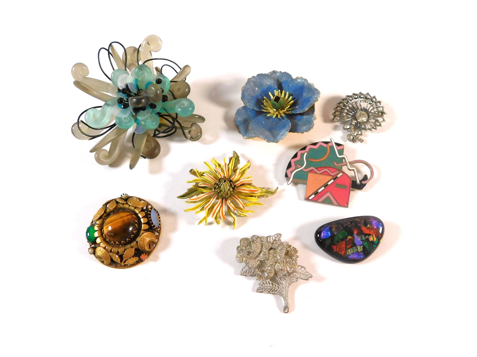 Collection of Vintage Brooches: A collection of eight vintage brooches featuring various designs and materials. The largest brooch measures approximately 4.5 inches. Total weight is 175.8g