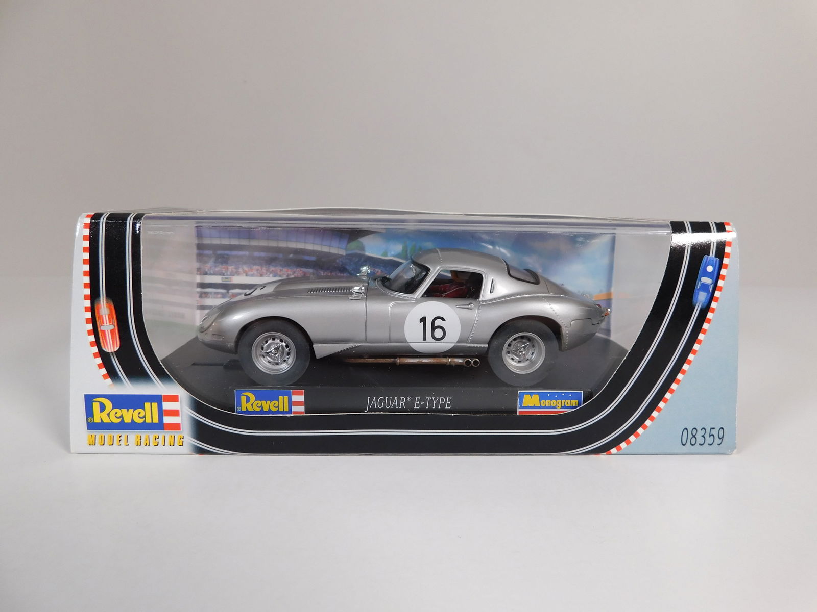 Revell Jaguar E-Type Le Mans 1964 #16 (1 of 11)