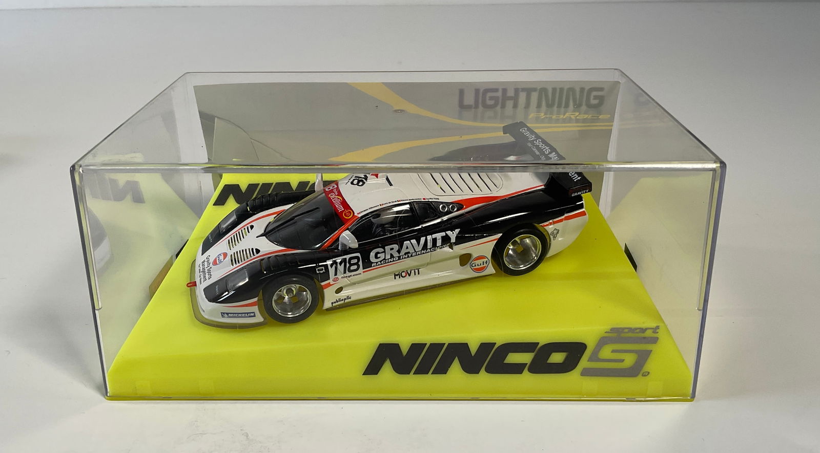 Ninco Mosler MT 900R #118: Ninco Lightning Mosler MT 900R Pro-Race #118 Gravity 1/32 Slot Car, with original case. Weight: 9.4 oz.