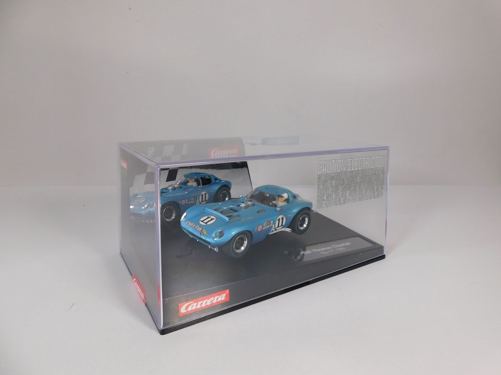 Carrera Evolution Bill Thomas Cheetah 1965 #11: Carrera Evolution Bill Thomas Cheetah 1965 #11 1/32 Slot Car. Reference #27452, with original case. Weight: 15.5 oz. 