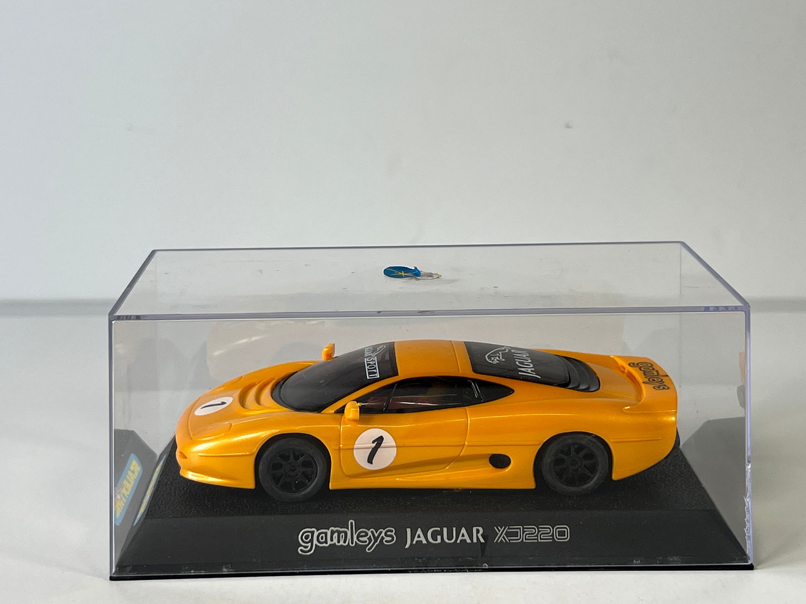 Scalextric Gamleys Jaguar XJ220 #1 (1 of 6)