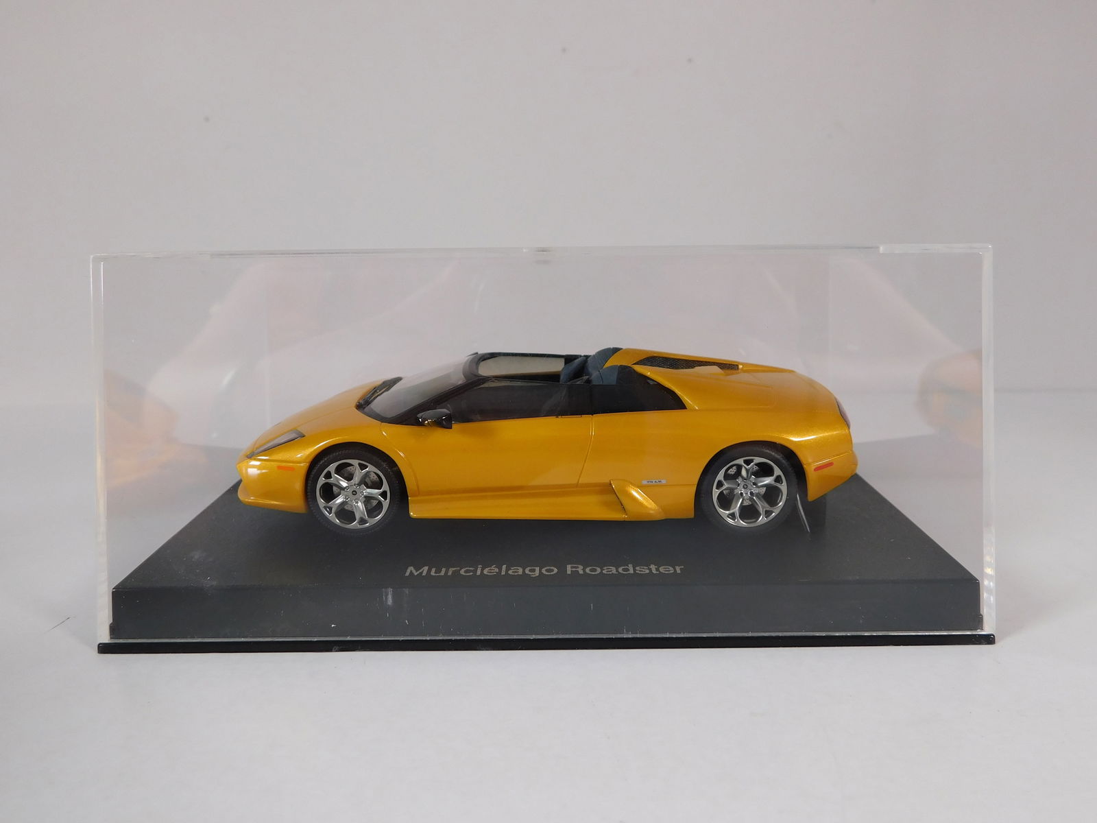 AutoArt Lamborghini Murcielago Roadster Production Car Gold: AutoArt Lamborghini Murcielago Roadster Production Car Gold 1/32 Slot Car. Reference #13142, with original case. Weight: 10.4 oz.