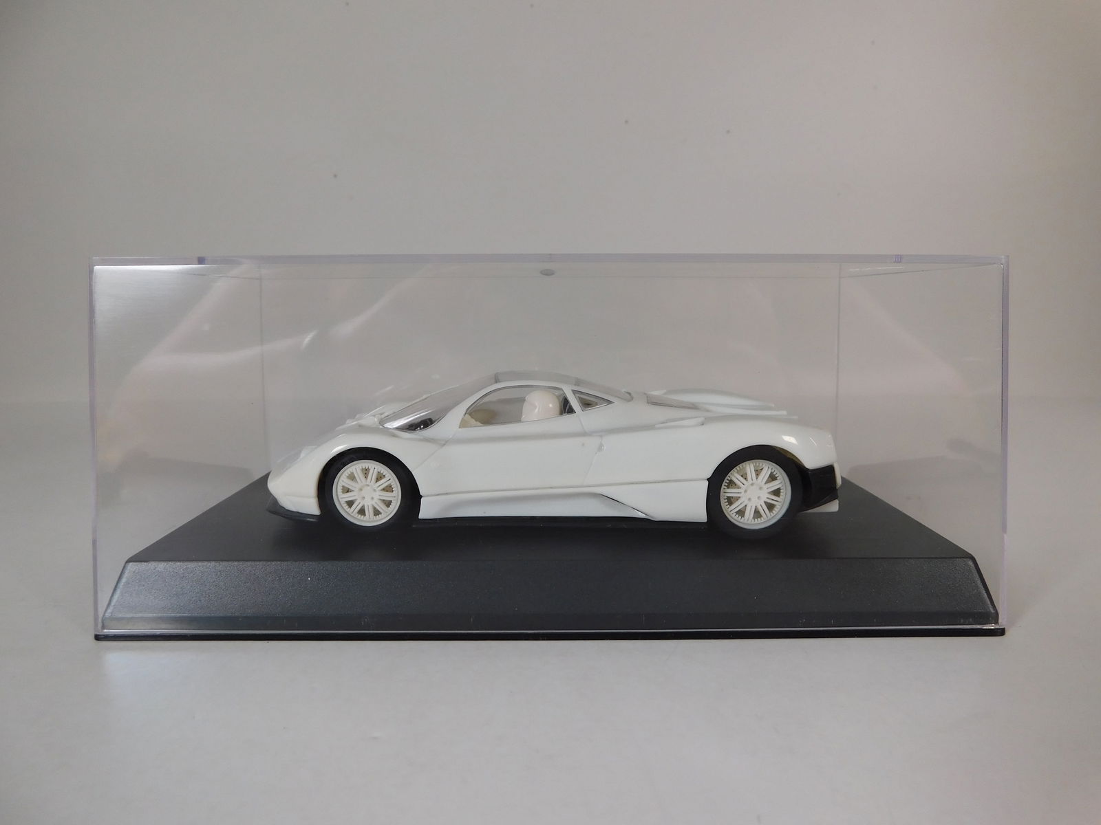 MB Slot White Kit Pagani Zonda F 2005: MB Slot White Kit Pagani Zonda F 2005 1/32 Slot Car. Reference #A0701, with original case. Weight: 8.2 oz.