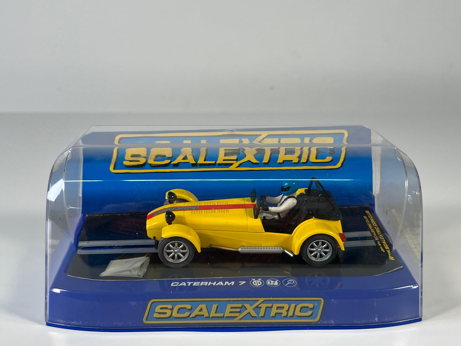 Scalextric Caterham 7 Collector Centre Car - Limited Edition: Scalextric Caterham 7 Collector Centre Car 1/32 Slot Car. Reference #C3425, with original case. Weight: 7.3 oz. Limited edition 863 of 1500.