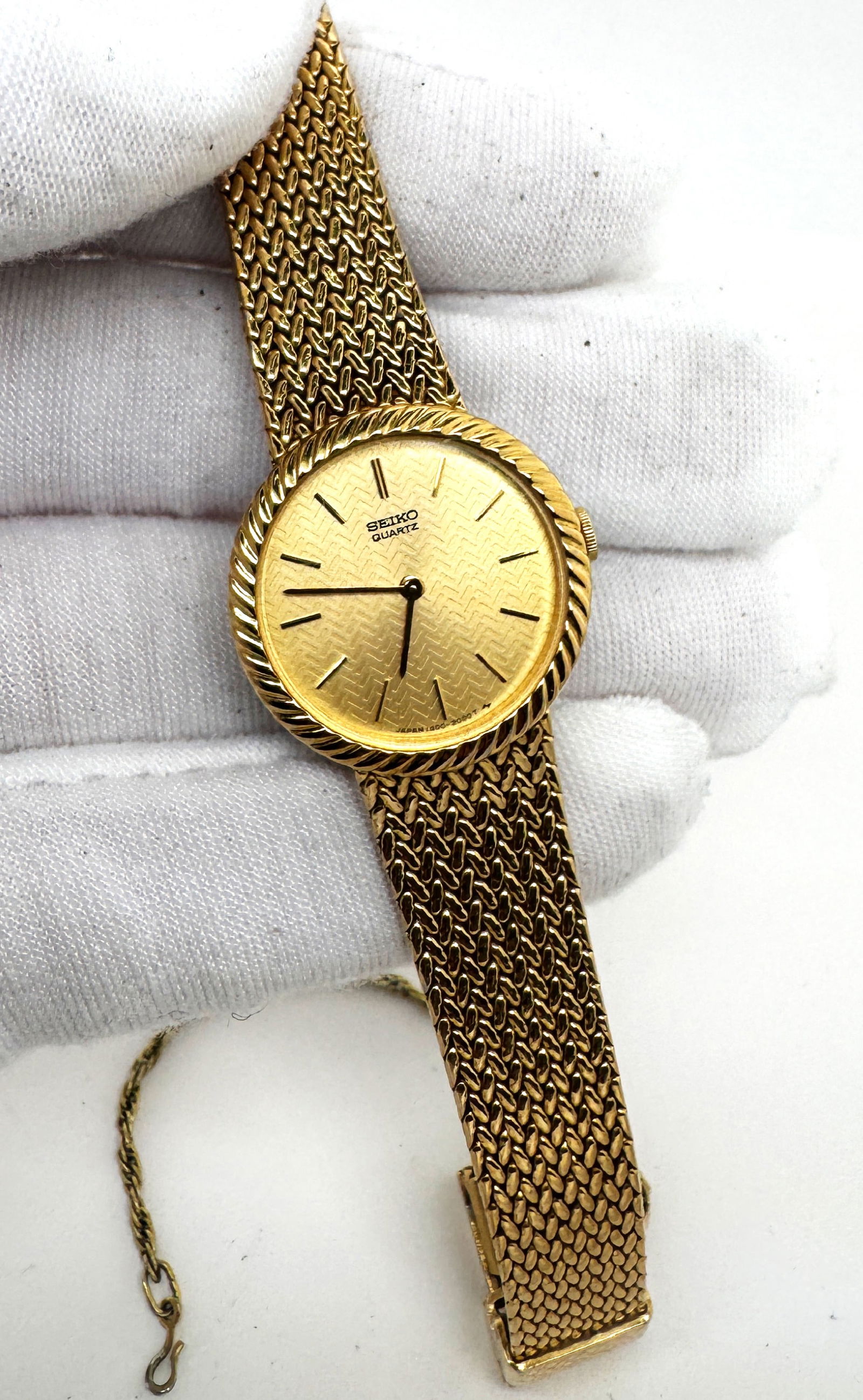 Seiko Quartz Gold Tone Ladies Wristwatch (1 of 3)