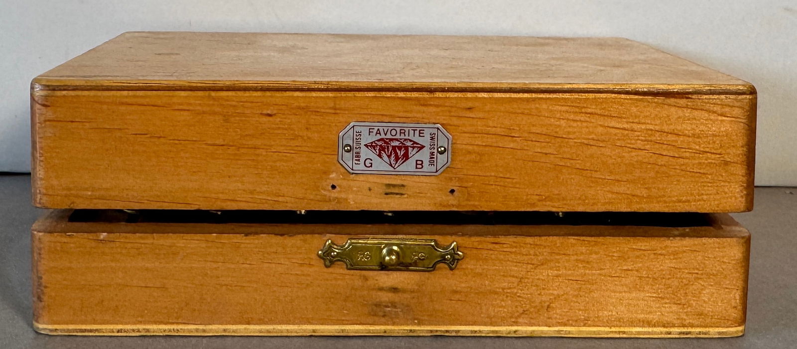 Vintage Favorite Brand Mainspring Winder Set in Original Box: Vintage Favorite Mainspring Winder Set in original wooden box. Dimensions: 2.5'' x 6.25''. Weight: 21 oz.