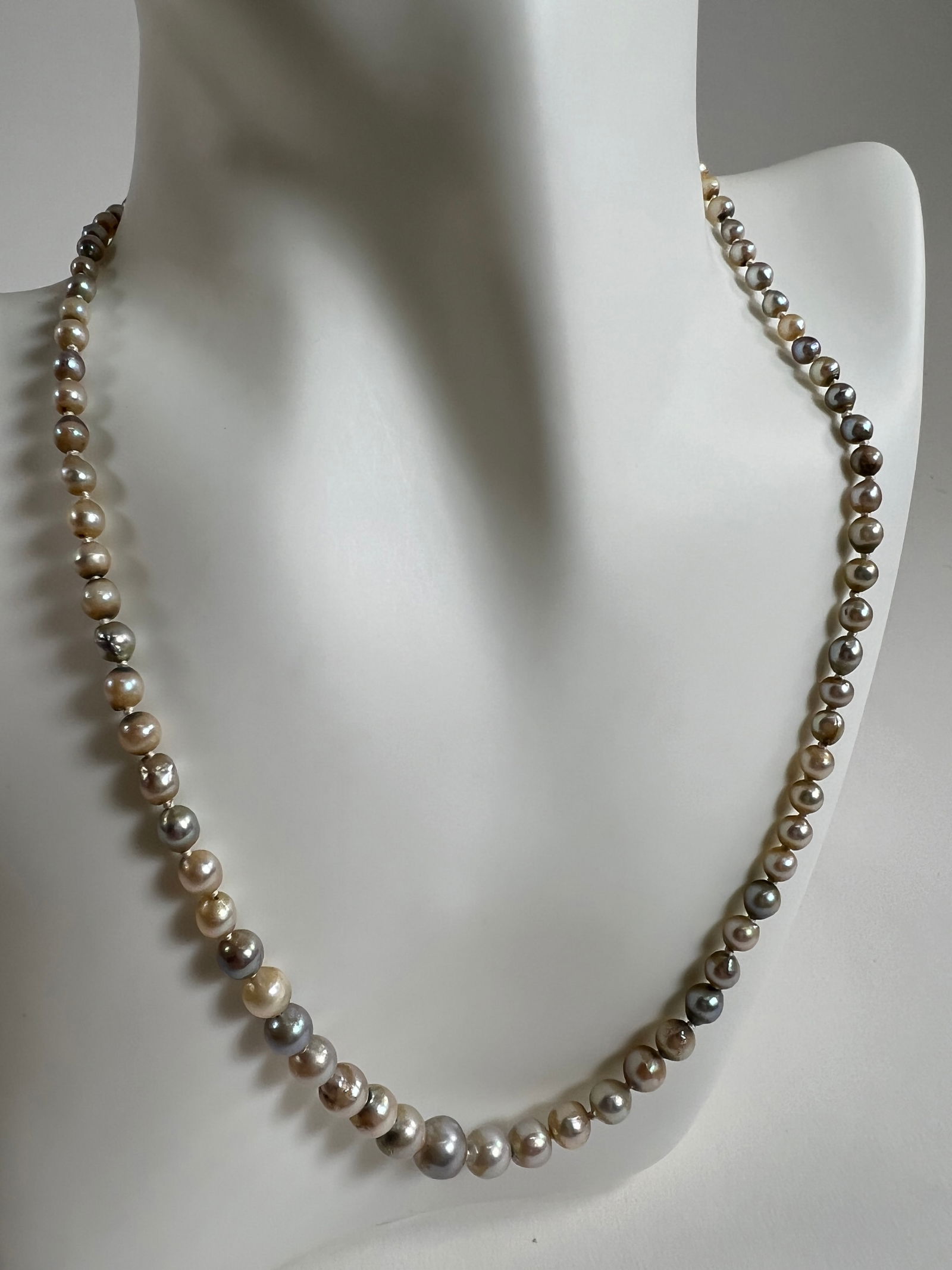 Pearl Bead Necklace (1 of 8)