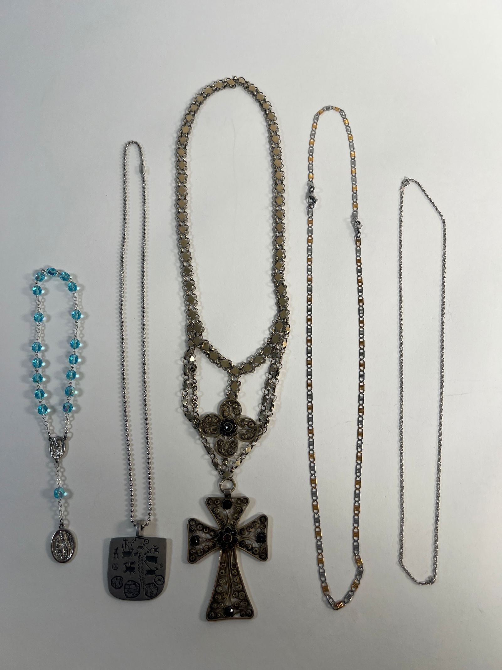 Costume Jewelry Assortment: Necklaces and Rosary (1 of 15)