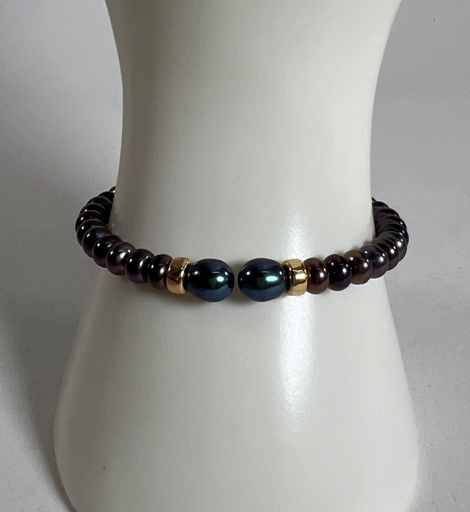 Black Pearl and Gold Tone Beaded Bracelet: Black pearl and gold tone beaded bracelet. Measures approximately 2.75 inches in diameter and weighs 0.4 oz.