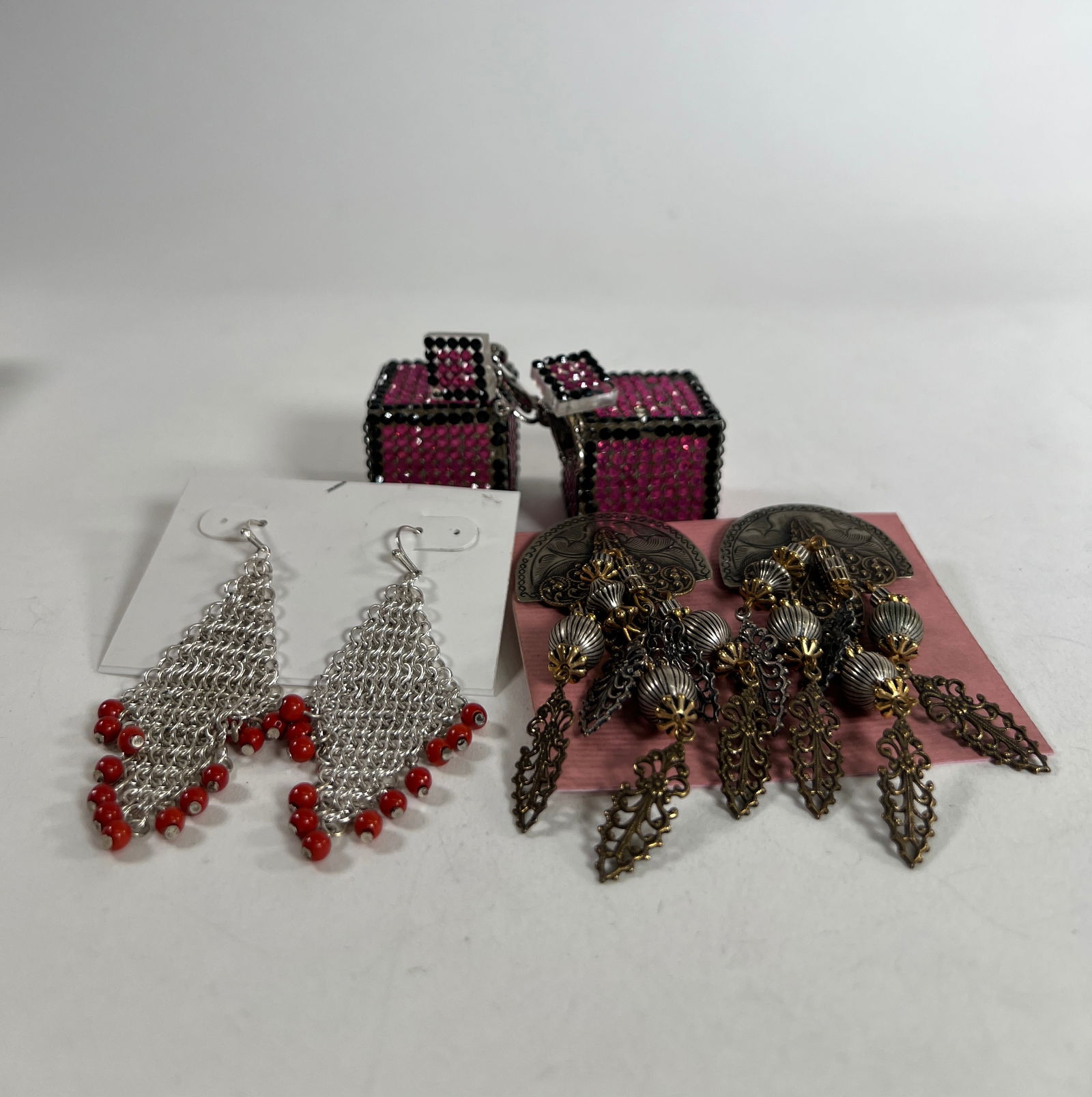Costume Jewelry Lot: Lot of costume jewelry featuring earrings. The longest earrings measure 2.75 inches. Total weight: 3.2 oz.
