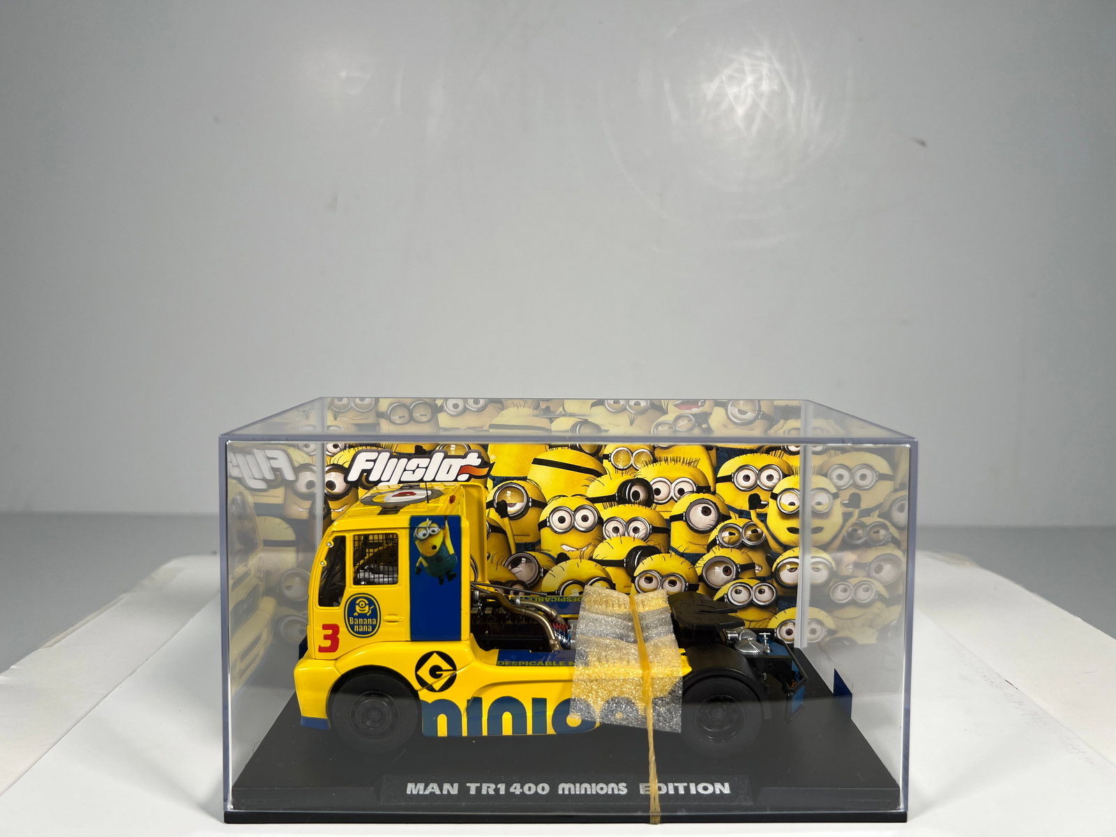 Flyslot MAN TR1400 Minions Edition #3 1/32 Slot Car: Flyslot MAN TR1400 Minions Edition #3 1/32 Slot Car. Reference #203109, with original case. Weight: 12 oz.