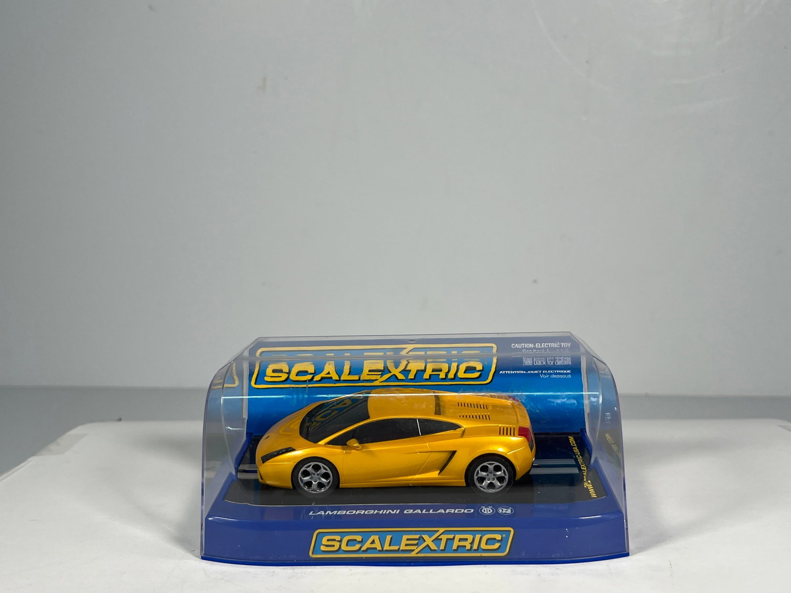 Scalextric Lamborghini Gallardo Yellow: Scalextric Lamborghini Gallardo Yellow 1/32 Slot Car. Reference #C2810, with original case. Display case measures 3.5 x 7.5 inches. Weight: 6 oz.