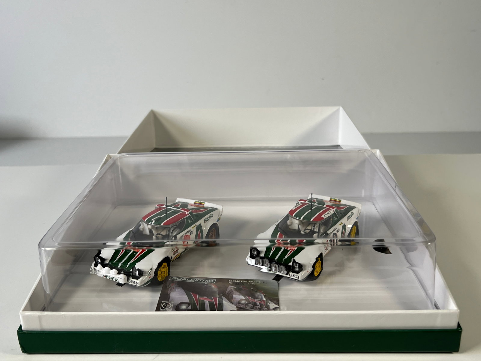 Scalextric Legends 1976 Lancia Stratos Slot Car Set: Scalextric Legends 1976 Lancia Stratos 1/32 slot car set, with original case. Case measures 11.25 inches in length and weighs 22 oz. Limited edition 0445/2000.
