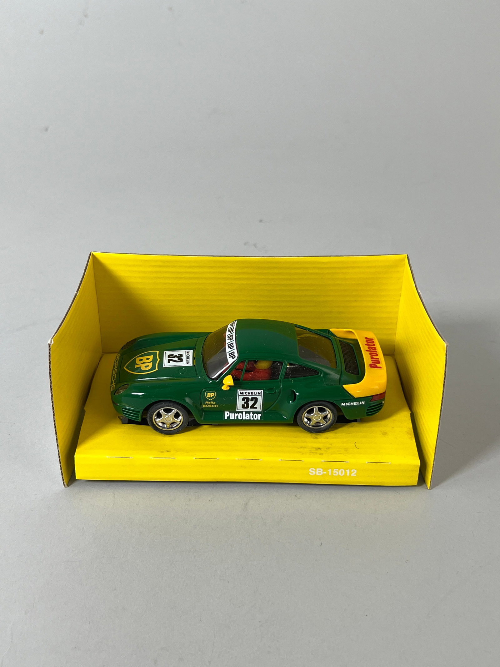 SCX Porsche 959 BP Con Luz #32: SCX Porsche 959 BP Con Luz #32 Purolator 1/32 Slot Car. The car is presented in its original box. Dimensions: 4.5" x 6.75" x 3.5". Weight: 5.3 oz.