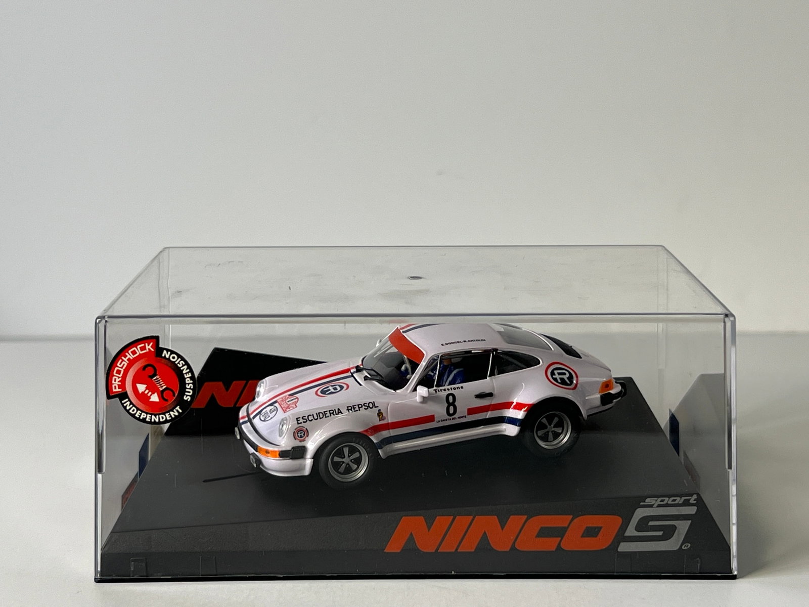 Ninco Sport Porsche 911S Escuderia Repsol #8: Ninco Sport Porsche 911S Escuderia Repsol #8 1/32 Slot Car. Reference #50586, with original case. Weight: 9 oz.