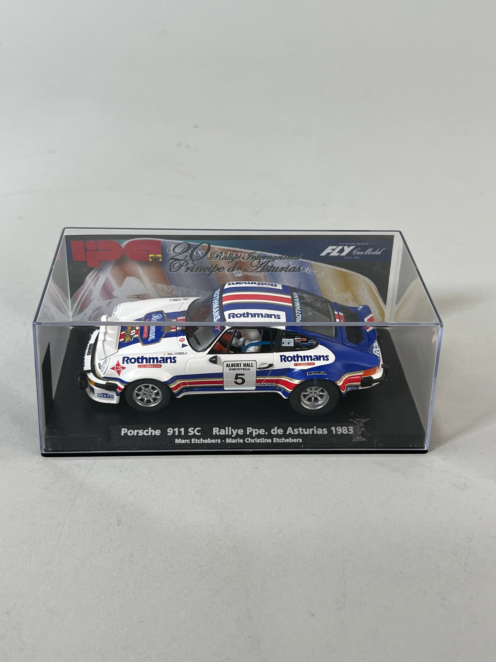 Fly Model Porsche 911 SC Rallye Principe de Asturias 1983 #5: Fly Model Porsche 911 SC Rallye Principe de Asturias 1983 #5 Rothmans 1/32 Slot Car, presented in its original display case. Weight: 6.4oz. Measurements: 2.75'' x 6.25'' x 3.25