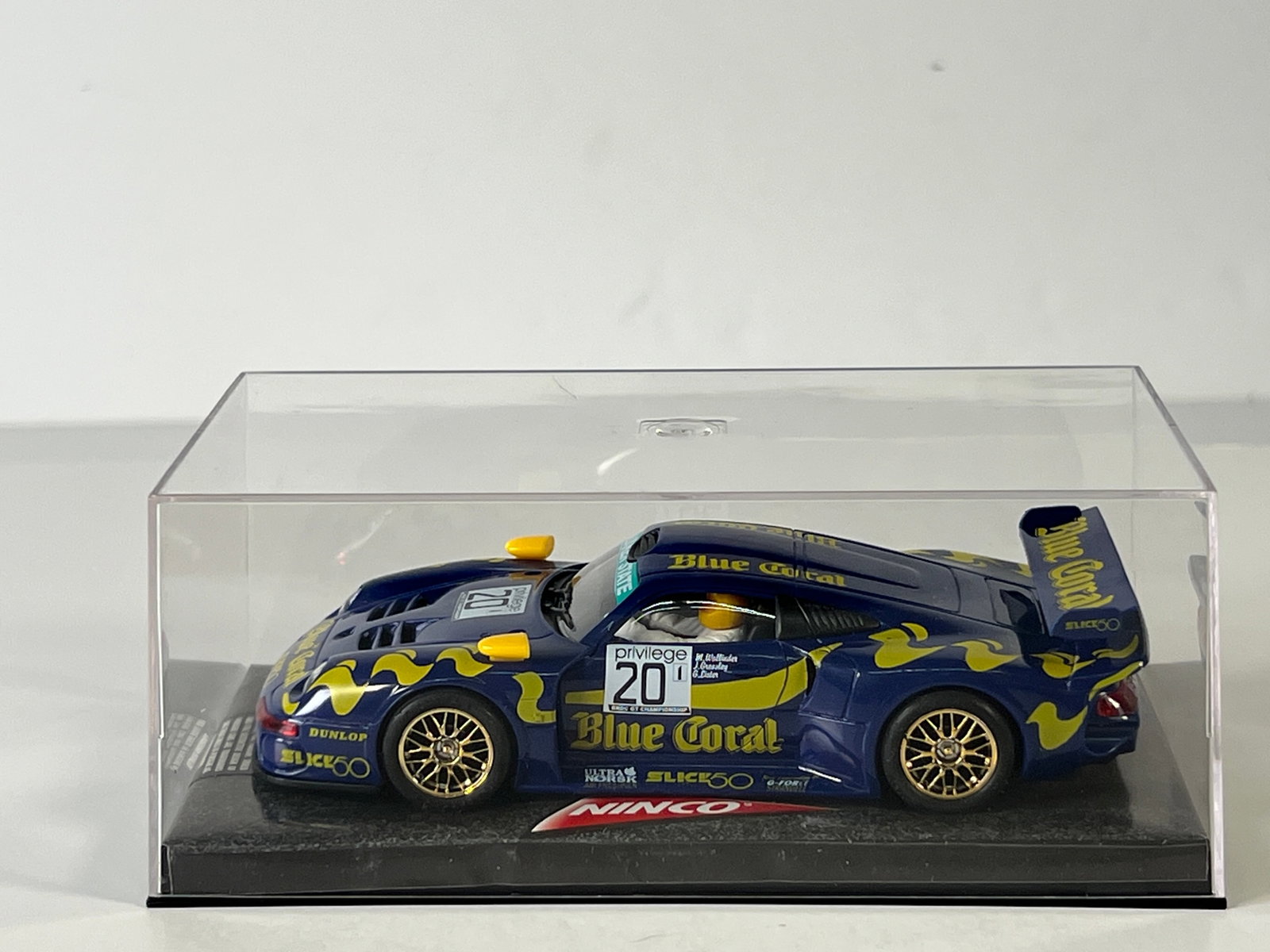 Ninco Porsche 911 GT1 #20: Ninco Porsche 911 GT1 #20 Blue Coral #20 W.Wallinder-J.Greasley 1/32 Slot Car Reference # 50175, with original case. Weight: 6 oz.