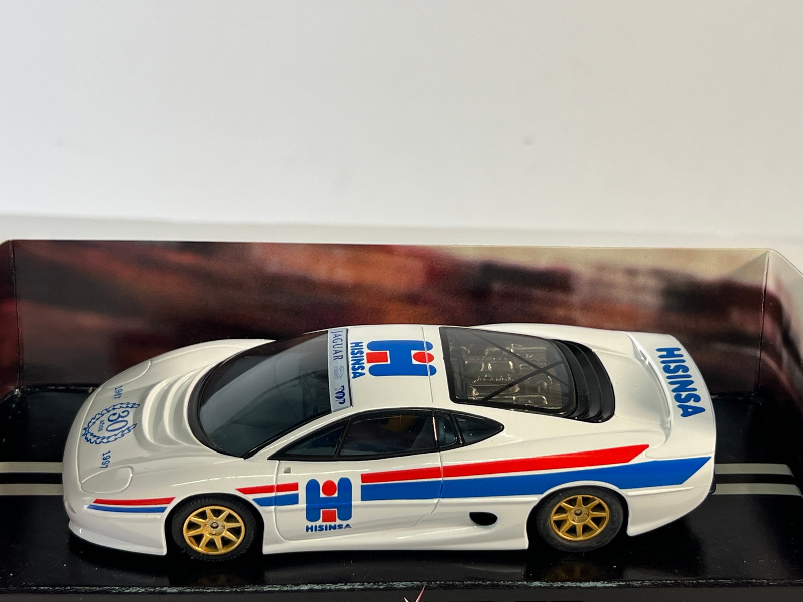 Superslot Jaguar XJ220 Hisinsa 30 years: Superslot Jaguar XJ220 Hisinsa 30 years 1/32 Slot Car, with original case. Weight: 6 oz.