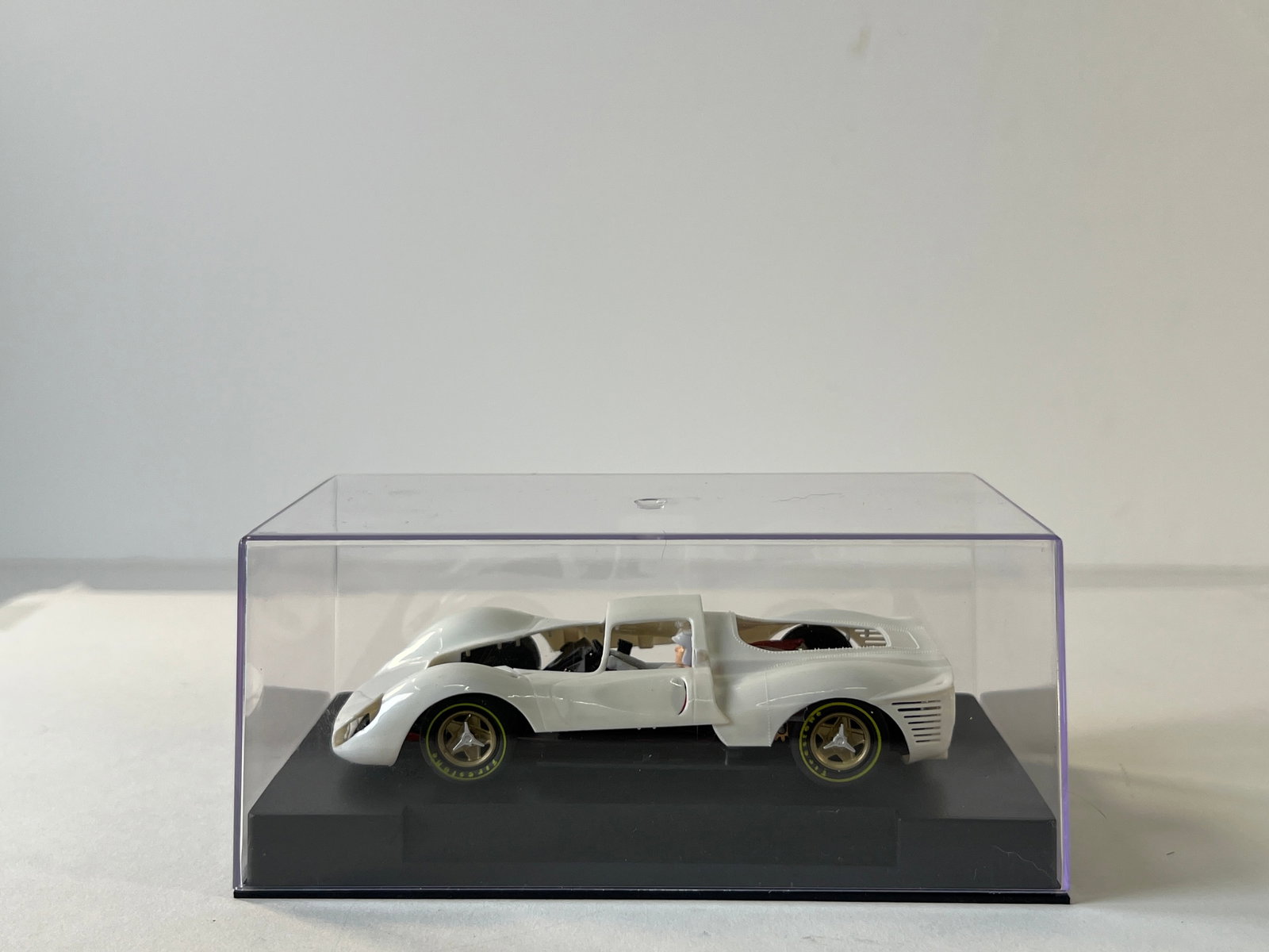 Policar Ferrari 330: Policar Ferrari 330 1/32 Scale Slot Car, with original case. Case measures 2.75 x 6.5 inches. Weight: 7 oz.