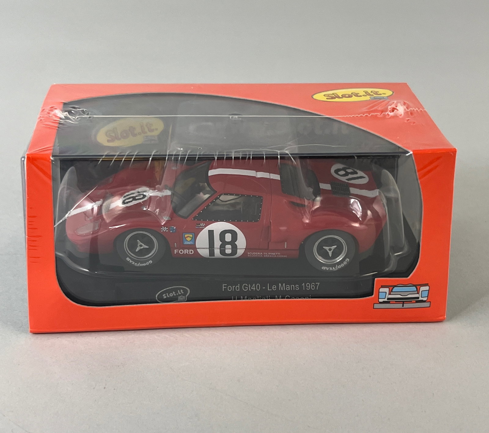 Slot.it Ford GT40 - Le Mans 1967 #18: Slot.it Ford GT40 - Le Mans 1967 #18 1/32 Slot Car. The model is presented in its original, unopened packaging. Weight: 7oz. Dimensions: 3.25'' x 6.25'' x 3.25''. 